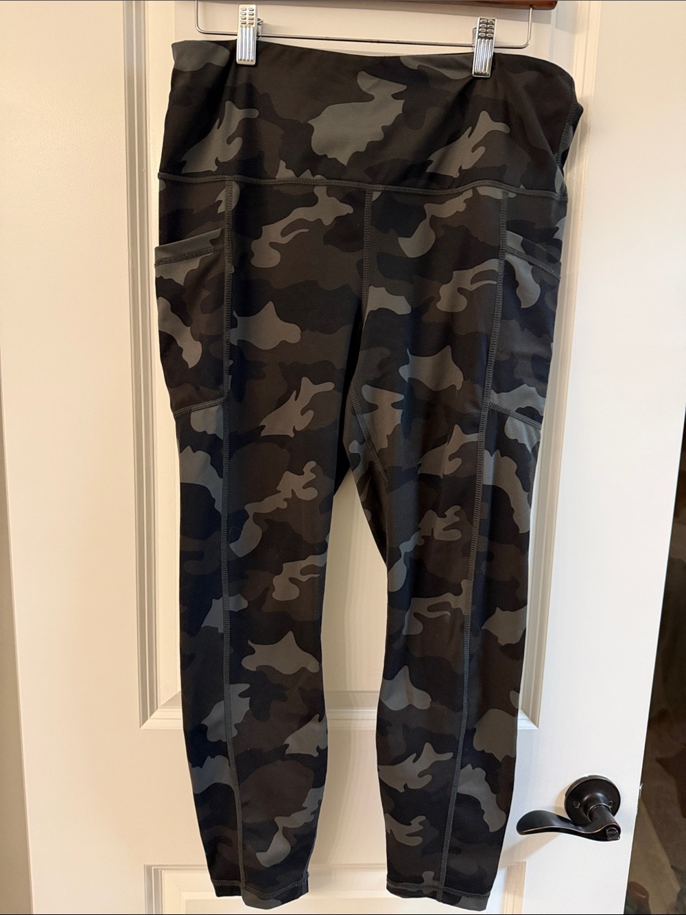 90 Degree By Reflex Charcoal & Black Camo Pocket Leggings